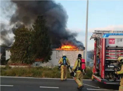  ?? FOTO RR ?? Het vuur is ontstaan in een van de loodsen op het terrein van het bedrijf aan de Maaseikerb­aan.