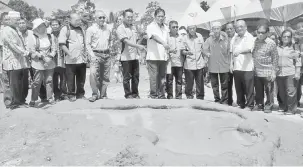  ??  ?? PESTA BEBUAK: Dr Abdul Rahman (tujuh kiri) bersama Shariman (lima kiri), Sufian dan tetamu lain menujukkan lumpur bebuak yang popular dalam kalangan pelancong asing di Kampung Meritam semalam.