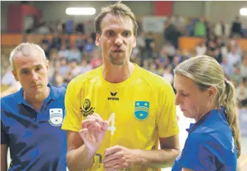  ?? FOTO: GKR ?? Die ersten Auswärtspu­nkte fährt der TSV Mimmenhaus­en mit Spielercoa­ch Christian Pampel (Mitte) ein.