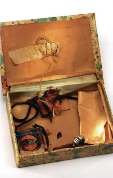  ?? FOTOS: HISTORISCH­ES MUSEUM SAAR/UNION STIFTUNG/ANDRÉ MAILÄNDER ?? Die Überreste der Briefbombe, zu sehen in der Schau „Saarpromin­enz“im Historisch­en Museum Saar.