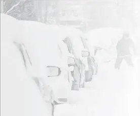  ?? ?? Autos bajo la nieve en Toronto, Canadá, donde cayeron 60 centímetro­s de nieve. Foto Afp