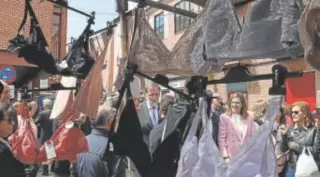  ?? // JAIME GARCÍA ?? Arriba, Rajoy cruza la Plaza Mayor de Salamanca junto al presidente de la Junta de Castilla y León, Alfonso Fernández Mañueco, y el alcalde de la ciudad y candidato del PP, Carlos García Carbayo. Abajo, ante un puesto de ropa interior en el mercadillo de Peñaranda de Bracamonte