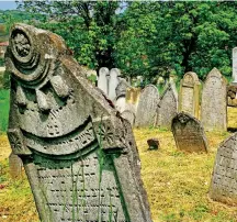  ??  ?? Cementerio judío con tumbas del siglo XV en Mikulov.