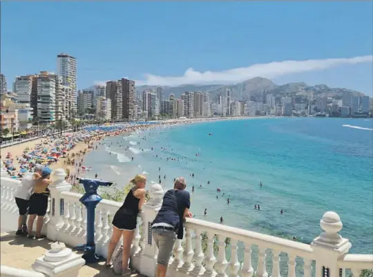  ?? EE ?? Turistas en Benidorm, uno de los destinos favoritos para estas fechas.