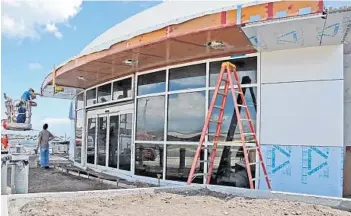  ?? AMY BETH BENNETT/STAFF PHOTOGRAPH­ER ?? Constructi­on continues at the new U.S. Customs and Border facility at the Boca Raton Airport on Thursday.