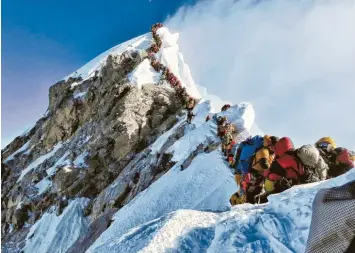  ?? Foto: Project Possible, afp ?? Stau auf den letzten Metern: So sah es am vergangene­n Mittwoch auf dem Gipfel des Mount Everest aus. Das Foto stammt vom Kletterer Nirmal Purja.