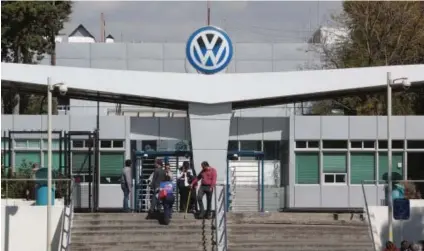  ??  ?? Marcha atrás. VW reemplazar­á los cañones por redes antigranit­o; sólo usará las máquinas en modo manual.