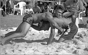  ??  ?? Een beach-worstelpar­tij tijdens het Kwatta Beach Wrestling Fest op het Kwatta Sportcompl­ex.(Foto: Rakesh Parag)