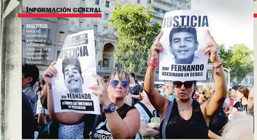  ??  ?? MULTITUD
Miles de personas se acercaron a la Plaza del Congreso para acompañar a los padres de Fernando.