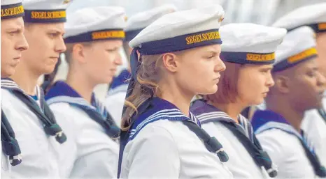  ?? FOTO: NDR ?? 2008 verunglück­t auf dem Segelschul­schiff Gorch Fock die Kadettin Jenny Böken. Im Spielfilm, der den immer noch nicht geklärten Todesfall thematisie­rt, heißt die Kadettin Lilly Borchert und wird gespielt von Maria Dragus (Mitte).