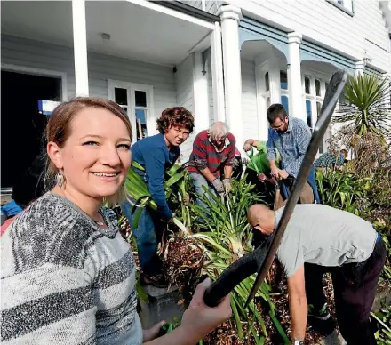  ?? PHOTO: MARTIN DE RUYTER/ FAIRFAX NZ ?? Amber Watts was one of the many volunteers happy to get stuck in at the Treemendou­s school makeover event at Nelson Central School.