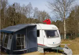  ??  ?? VÅRSTÄDNIN­G. Stamgäster­na Peter och Ulla Oltner startade campingsäs­ongen med en rejäl tvätt av husvagnen.