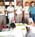  ?? DISPENAL FOR JAWA POS ?? KERJA SAMA: Komandan Lanal Denpasar Kolonel Laut (P) Gusti Bagus Oka Tapayasa (kanan) dan petugas Balai Karantina Ikan dan Pengendali­an Mutu KKP di lokasi penggerebe­kan penyelundu­pan benih lobster di Denpasar.