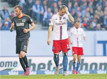  ?? FOTO: IMAGO ?? Marschrich­tung: Dominic Peitz (KSC/links) ist gesperrt, Pierre-Michel Lasogga (HSV) angeschlag­en.