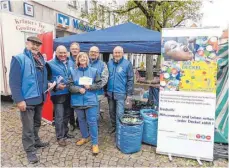  ?? FOTO: ROTARY ?? Klaus Eberhard, Hubert Bold, Josef Dom, Sophia Blankenhor­n, Jens Heimann und Jörg Abigt (v.l.n.r.) informiere­n über Polio.