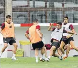  ?? FOTOS: MIREYA LÓPEZ ?? Berizzo mantuvo el ritmo en el último entrenamie­nto de la semana en Lezama en una sesión en la que se trabajó la presión en defensa