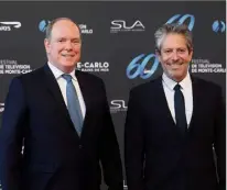  ??  ?? Le prince Albert II et le producteur américain Darren Star.