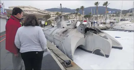  ?? (Photos C.G.) ?? Le Seascope appartenan­t aux Îles d’Or a été partiellem­ent détruit, mettant trois personnes en chômage technique.