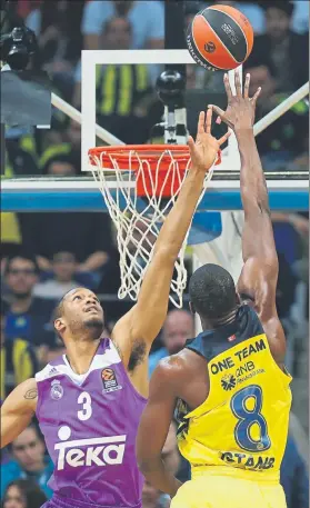  ?? FOTO: EFE ?? Udoh lanza ante Randolph. Fueron los dos mejores jugadores del partido