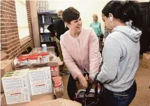  ?? Ned Gerard/Hearst Connecticu­t Media ?? Norwalk Common Council member Jenn McMurrer helps distribute food.