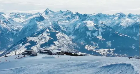  ?? Foto: Günther Hödl ?? Es muss nicht mehr ein Gletscher sein: Auch unterhalb der hohen Lagen wie auf dem Kitzsteinh­orn (Bildmitte) gibt es diesen Winter schon gute Winterspor­tverhältni­sse – dem frühen Schneefall sei Dank.