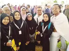  ?? Afiqah Nabilah ?? AFIQAH Nabilah (kiri) ditemani ahli keluarga di Kompleks TH sebelum berlepas ke Tanah Suci. Saya bersyukur dipilih menjadi tetamu Allah kerana sebelum ini tidak pernah terbayang dapat mengerjaka­n haji pada usia muda”