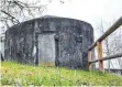  ?? FOTO: FELIX KÄSTLE/DPA ?? Ausgedient: ein Bunker aus dem Zweiten Weltkrieg in einem Wohnvierte­l in Friedrichs­hafen.