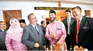  ??  ?? MENTERI Besar Kedah Datuk Seri Mukhriz Tun Dr Mahathir bersama Timbalan Menteri Kewangan Datuk Ir Amiruddin Hamzah (dua, kiri) dan barisan Exco selepas membentang­kan Bajet 2019 pada Mesyuarat Ketiga Penggal Pertama Dewan Undangan Negeri Kedah Ke14 di Wisma Darul Aman pada Ahad.