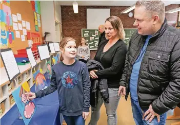  ?? RP-FOTO: JÜRGEN LAASER ?? Drittkläss­lerin Elina (acht Jahre) zeigte ihren Eltern, was sie sich unter ihrem „rosa Tag“vorstellt. Das Projekt war an der Luise-Hensel-Schule in Erkelenz entstanden.