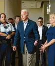  ?? Foto: Susan Walsh/AP, dpa ?? Joe Biden und seine Frau Jill treffen in Miami Ersthelfer, die nach dem Gebäu‰ deeinsturz im Einsatz waren.