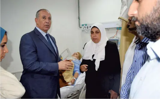  ??  ?? Le gouverneur de la province, Ahmad Abdallah, a visité hier à l’hôpital les femmes blessées dans une attaque au couteau.