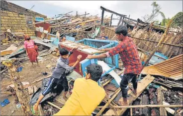  ?? REUTERS ?? People salvage their belongings from a damaged house in Navabandar village in Gujarat on Tuesday.