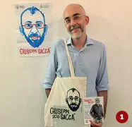  ??  ?? 1 Giuseppe Saccà con la sua caricatura
2 Occhiali fucsia per il cane di Paolino D’Anna
3 Manifesti per il Verde Progressis­ta Lorenzo Visentin
4 Maika Canton e il gettone per il supermerca­to
5 Michael Sabba con il patriarca