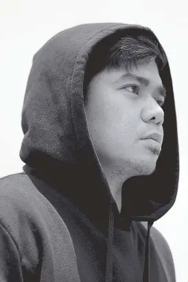  ??  ?? Gloc-9 mentions family a lot in the interview. On writing the single, Magda he says: “Kung mero’n man talagang nakatulong sa pagsulat no’n ‘yun ay dahil ako ay tatay ng isang anak na babae. Hindi ko maisip ang feeling ng isang tatay kung malaman niya na ang anak niya ay ganoon ang trabaho.”