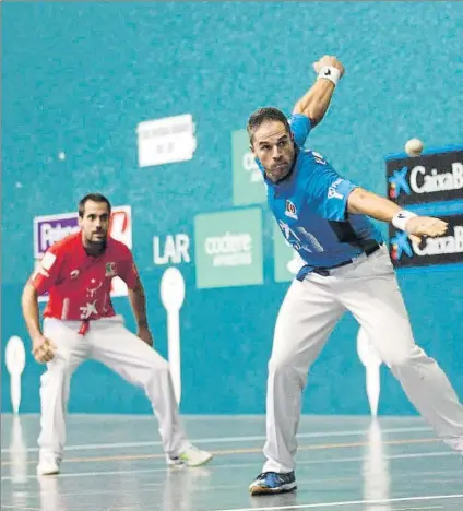  ?? FOTO: MIREYA LÓPEZ ?? Aimar Olaizola se dispone a golpear la pelota ayer en Muskiz ante la mirada de Oinatz Bengoetxea