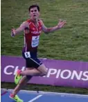  ??  ?? 16 år gamle Jakob Ingebrigts­en gjorde som han ville og løp inn til et suverent EM-gull på lørdagens 5000-meter.