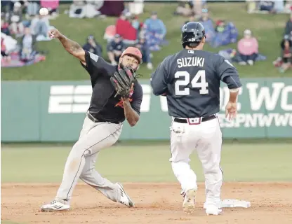  ??  ?? Ronny Rodríguez, de los Tigres de Detroit, izquierda, tira a primera después de forzar a Kurt Suzuki, de los bravos de Atlanta (24) en segunda, tratando de completar un doble play.