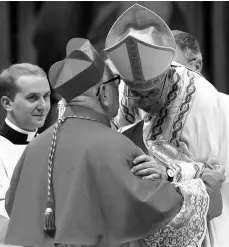  ?? /EFE ?? El cardenal mexicano Sergio Obeso Rivera recibe el birrete rojo del Papa en la Basílica San Pedro.