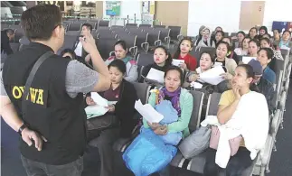  ??  ?? BACK FROM KUWAIT – OWWA welfare officer Dr. Arnel Adel briefs the 25 Overseas Filipino Workers who arrived from Kuwait Sunday. More Filipino workers from the Middle Eastern country are arriving today. (Manny Llanes)