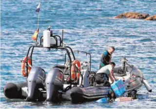  ?? EFE ?? Guardias civiles recogen fardos de droga del mar