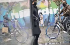  ??  ?? Ciudadanos en bicicleta y a pie transitan por el centro de Bruselas, el viernes.