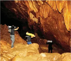  ??  ?? ANGGOTA penyelamat memikul tangki oksigen ketika operasi mencari 12 kanak-kanak yang hilang di gua Tham Luang di Chiang Rai, Thailand semalam. — Gambar Reuters