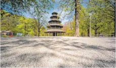  ?? FOTO: PETER KNEFFEL/DPA ?? Seltene Leere im Englischen Garten: In Bayern bleiben die Ausgangsbe­schränkung­en besonders strikt.