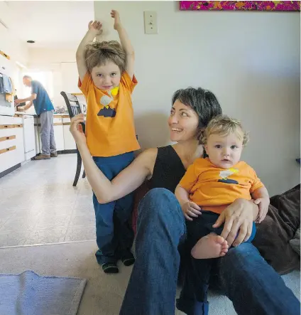  ?? ARLEN REDEKOP/ PNG ?? Kalina Christoff cuddles her sons Lukas, 4, and Kai, 1, at their home in Vancouver. Christoff experience­d a traumatic birth, which led her to develop PTSD from the incident.