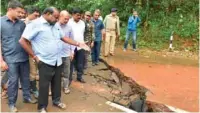  ??  ?? Chief Minister H D Kumaraswam­y during his visit to the flood-affected Madikeri in Karnataka.