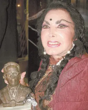  ?? ?? l La actriz mexicana Irma Serrano junto a la figura en bronce del expresiden­te mexicano Gustavo Díaz Ordaz, que le fue regalada por su cumpleaños, durante una celebració­n en Ciudad de México.