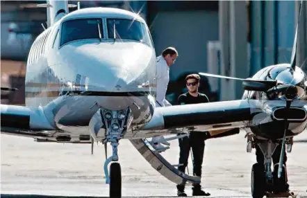  ??  ?? O ex-ministro Geddel Vieira Lima desembarca do avião da PF, em Brasília, após ser detido na Bahia nesta sexta-feira (8)