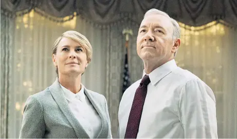  ?? Foto: Sky/Netflix ?? Frank Underwood: „Schau Liebling, das ist unser neuer Präsident. Ist er böser als ich?“– Claire: „Francis, sei nicht lächerlich. Du bist der mieseste Staatschef ever.“Robin Wright und Kevin Spacey in „House of Cards“ab Dienstag wieder auf Sky.