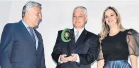  ??  ?? Jaime Alberto Cabal, presidente de Fenalco; Miguel Fernando Escobar Presidente de Postobón, quien recibe el premio de Fenalco Solidario y Sandra Sierra, directora ejecutiva de la Corporació­n Fenalco Solidario.