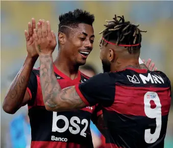  ??  ?? SEGURANÇA. Gabigol e Bruno Henrique festejaram, mas o futebol no Brasil voltou com grandes cuidados. Desde a bola desinfetad­a até ao facto de todos os elementos das duas equipas terem passado por uma cabina de desinfeção, tudo foi feito com a máxima segurança